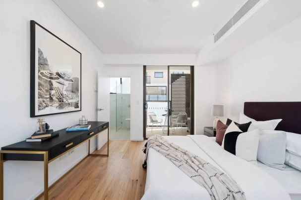 Stunning Designer 4 Bedroom Townhouse with LUG, Ultra Convenient Location, 9 Month Lease - Photo 1