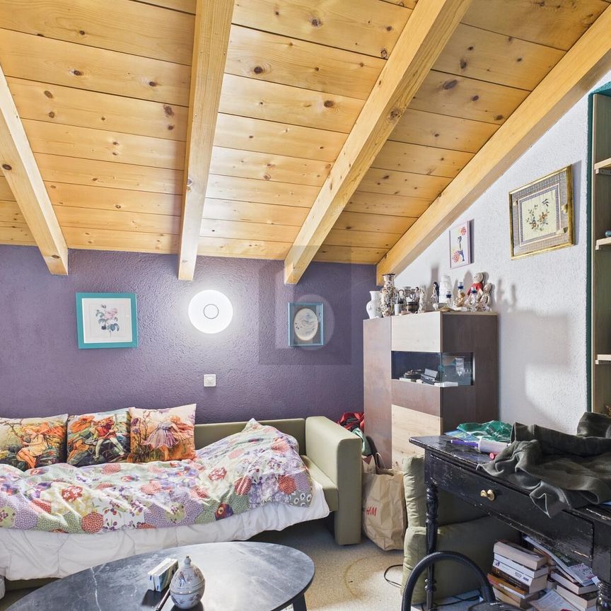 VERY CHARMING AND WELL-MAINTAINED ON TWO LEVELS - Photo 1