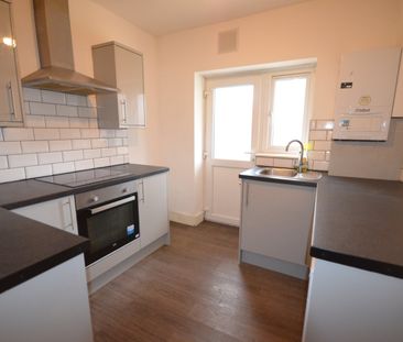Flat to rent - Chinbrook Road, London, SE12 - Photo 2