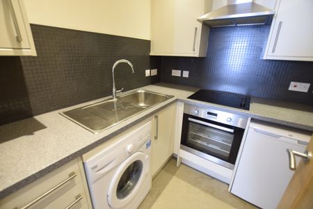 Studio flat to rent in St Peters Road, Bournemouth, BH1 - Photo 3