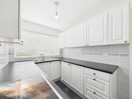 2 bedroom ground floor flat to rent - Photo 5