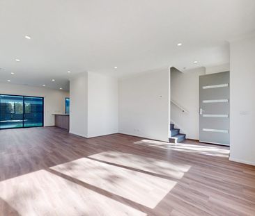 STYLISH 3 BEDROOM TOWNHOUSE IN GREAT LOCALE - Photo 4