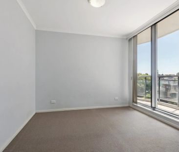 Spacious Two-Bedroom Apartment with Resort-Style Facilities - Photo 4