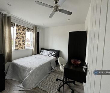 1 bedroom in a house share to rent - Photo 2