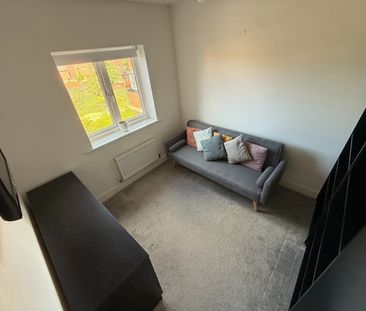 3 Bed Terraced House, Cable Place, LS10 - Photo 1