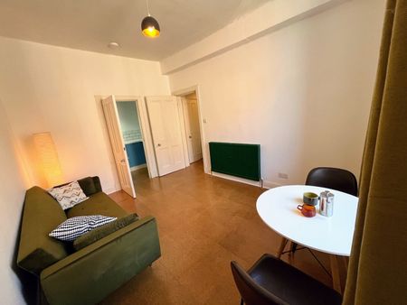 1 Bed Flat, Albion Road, EH7 - Photo 3