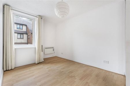 A two bedroom upper ground floor apartment situated in this favoured city centre location next to The Westgate. - Photo 2
