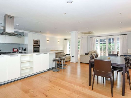 A modern apartment within town centre riverside development close to Station, benefitting from a huge "flexi-room" in basement. - Photo 1