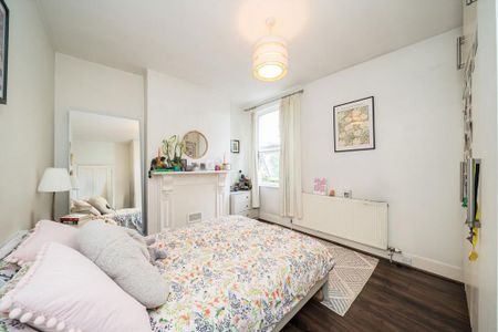 3 bedroom flat to rent - Photo 4