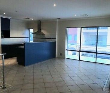 Stunning Mandurah Marina location, enjoy the holiday lifestyle year round!! - Photo 1