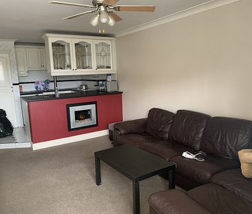LONG LET. Bright and Spacious 1 Bed Flat Offers Generous Size Living Space with Neutral Interior. Great Location. - Photo 1