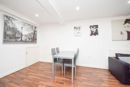 2 bedroom mews to rent - Photo 5
