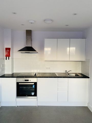 QUEENSWAY, BLETCHLEY - 1 BEDROOM - Photo 5