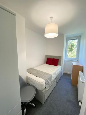 3 bedroom flat to rent - Photo 4