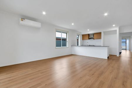 4 Bedroom Property in Evanston Gardens - Photo 4