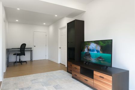 For Lease - 43 Kenneth Ross Bend Unit# #2, East Gwillimbury, Ontario - Photo 2