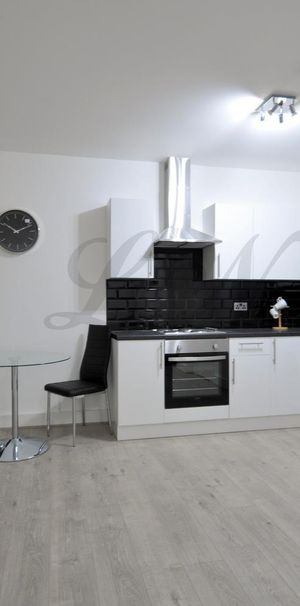 High Street, Berkshire, SL1 - Photo 1