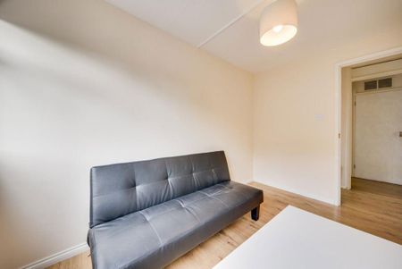 3 bedroom flat to rent - Photo 2