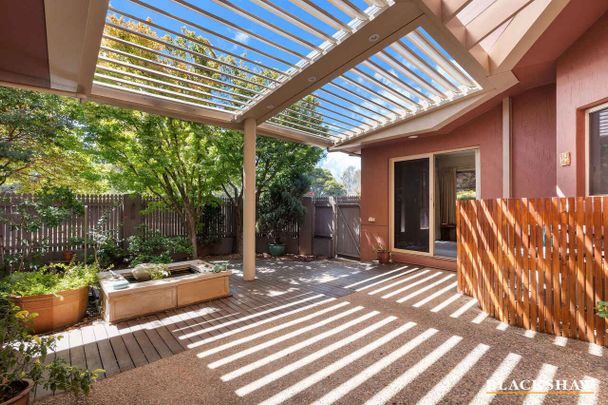 Spacious single-level Hawker Townhouse - Photo 1