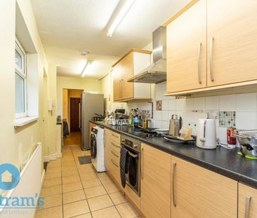 4 bed Mid Terraced House for Rent - Photo 3