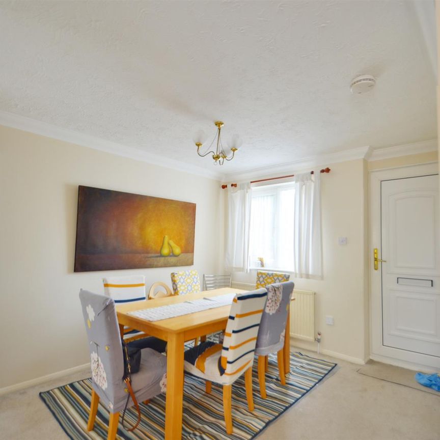 Aylsham Drive, Ickenham, UB10 - Photo 1