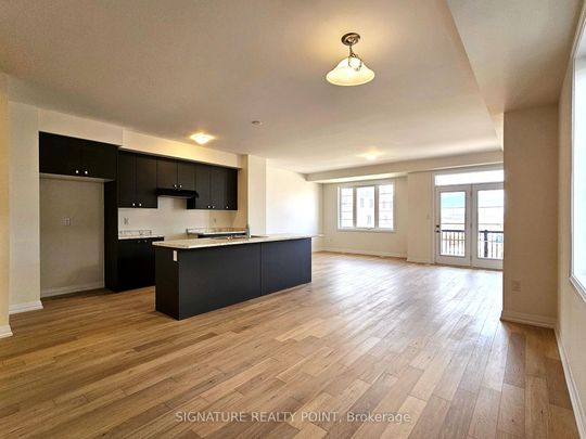 Townhouse For Lease | X8055988 - Photo 1