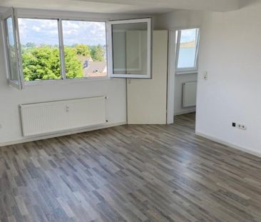 Helle und frisch renovierte Dachgeschosswohnung mit Einbauküche - Photo 1