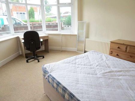 Bedroom Detached House In Winton, BH9 - Photo 2