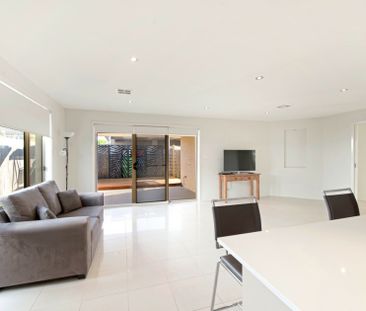 Stylish and Spacious 4 Family Home in Prime Position - Photo 5
