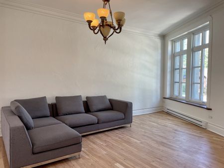 Ahuntsic-Cartierville: Logement rénové de 2 chambres sur 2 étages avec cour privée. - Photo 2