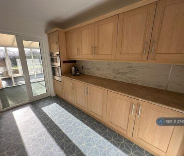 4 bedroom semi-detached house to rent - Photo 6