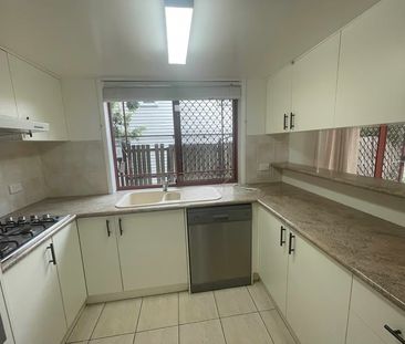 Spacious 3 Bedroom Townhouse in Prime Location - Photo 4