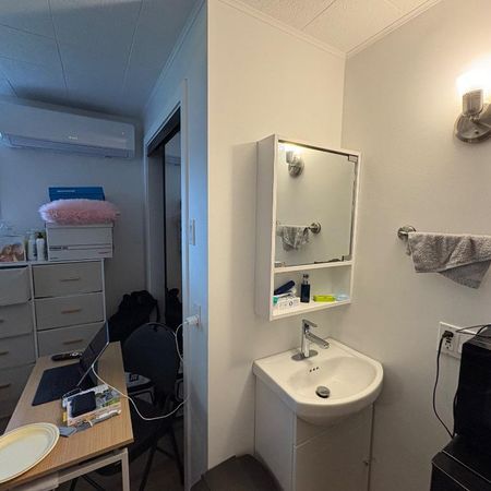 Chambre rénovée, avec lavabo et toilette, à Louer - Photo 4