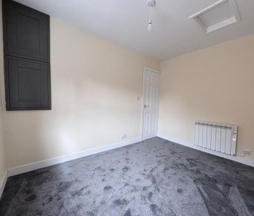 2 bedroom end of terrace house to rent - Photo 2