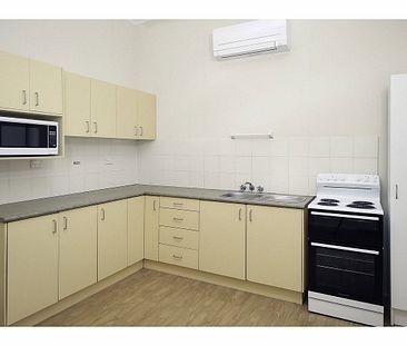 Private 1 Bedroom unit in quiet Chelmer - Photo 3