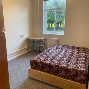 Room in a Shared House, Montgomery House, M16 - Photo 2