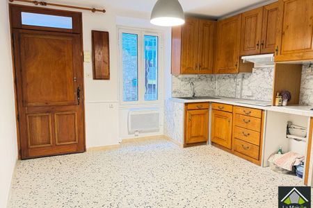 À louer - Maison de ville R+3 de 66.05 m² avec terrasse tropézienne - Centre de Grans - Photo 5