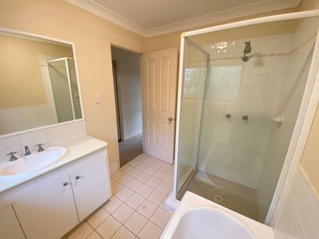 A luxury townhouse. Close to train, bus and schools. 3 Bedrooms Townhouse. - Photo 5