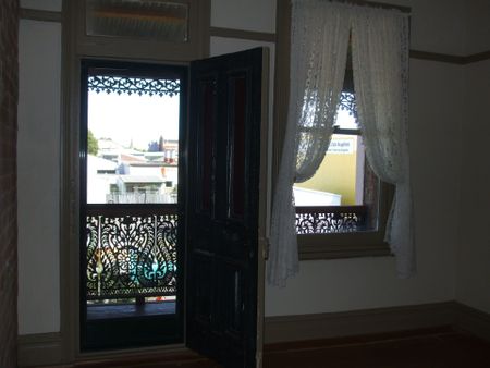 Charming Two Bedroom Terrace House! - Photo 5