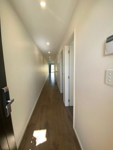 3 BEDROOM - SINGLE LEVEL - NEAR NEW - Photo 3