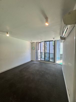 Affordable 2 Bedroom Living in Docklands - Photo 1