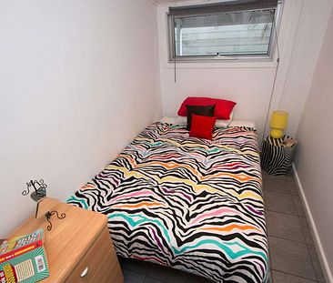 EQUIPPED ST KILDA FOUR BEDROOM APARTMENT. - Photo 4