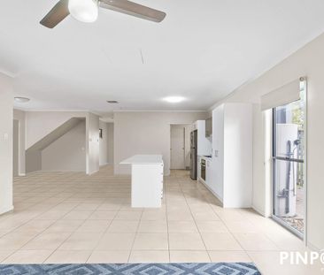 Stylish Coastal Living – Walk to Illawong Beach! - Photo 1