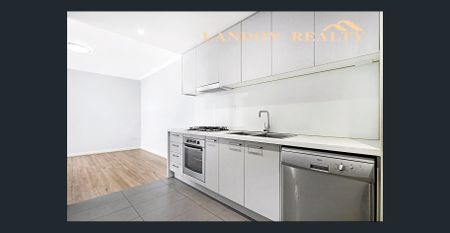 Spacious apartment with floorboards throughout - Photo 4