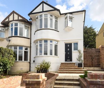 Semi-detached House to rent - Brent Road, London, SE18 - Photo 4