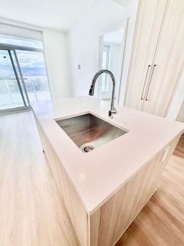 Brand New, 14th floor, Water Street by the Park! - Photo 2