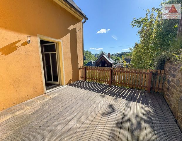 Schicke 3-Raum-Wohnung mit großer Terrasse im Zentrum von Schwarzenberg - Photo 1