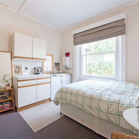 A fantastically located studio flat with shared bathroom facilities. The property has its own kitchenette. - Photo 3