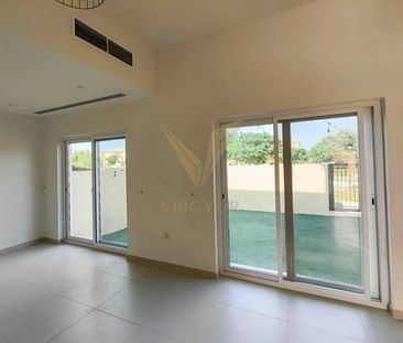 Single Row 2BR + Maid Townhouse |Family Living Hub - Photo 2