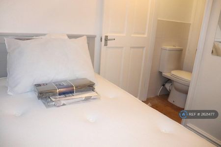 1 bedroom in a house share to rent - Photo 3